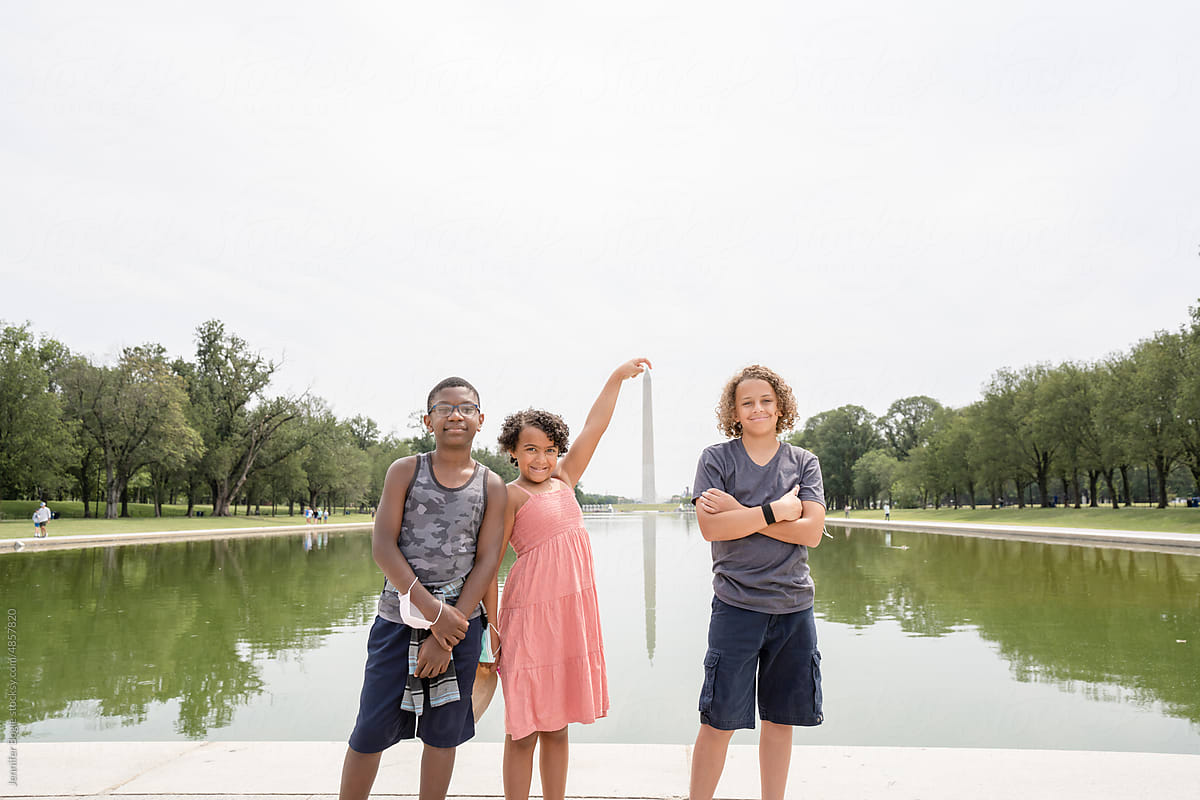 Siblings pose for cheesy photo with washington monument