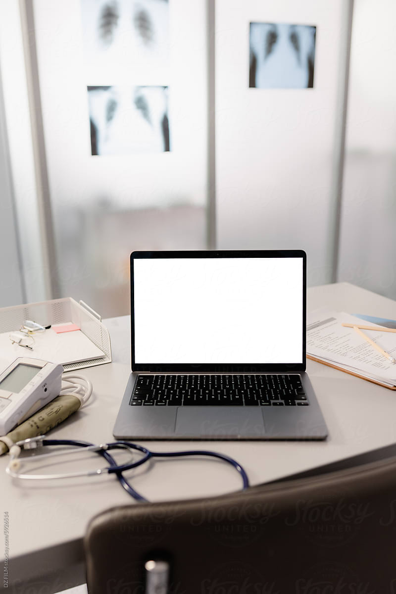 A laptop with a white screen on the doctor\'s desk