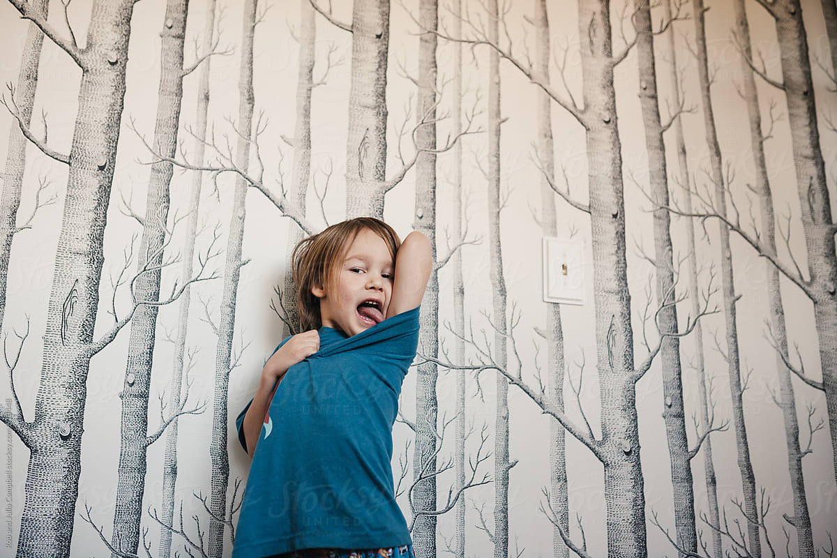 Funny Boy Licking His Armpit In Front Of Tree Wallpaper - Random
