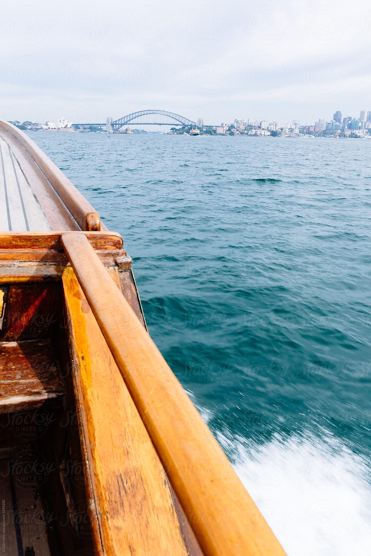 power boat making waves on Sydney Harbour