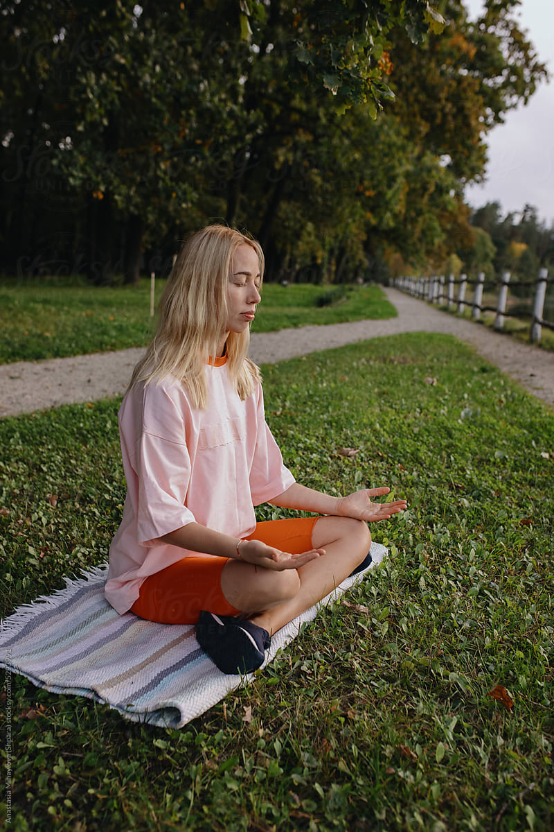 How to Sit for Meditation (Best Meditation Postures) - Awake & Mindful