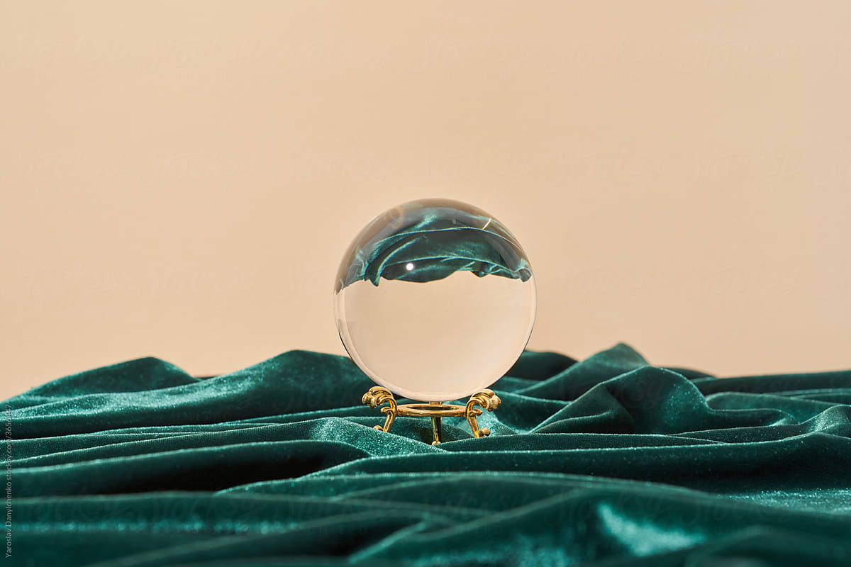 Reflective crystal ball