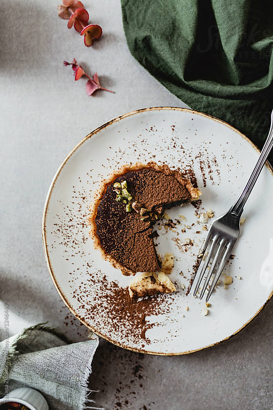 Chocolate tart with cocoa powder