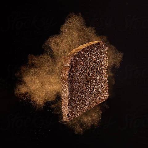 Four sliced bread on plate. Fresh, light toast, crispy toast and burnt  Stock Photo - Alamy