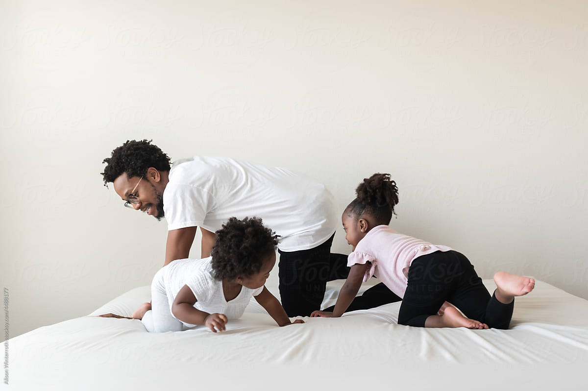Dad crawls with his daughters