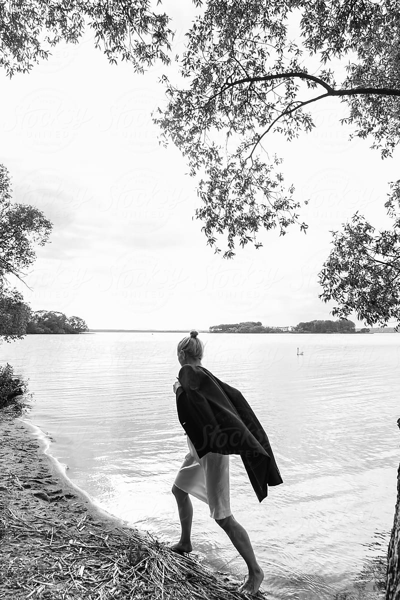 girl walks along the lake