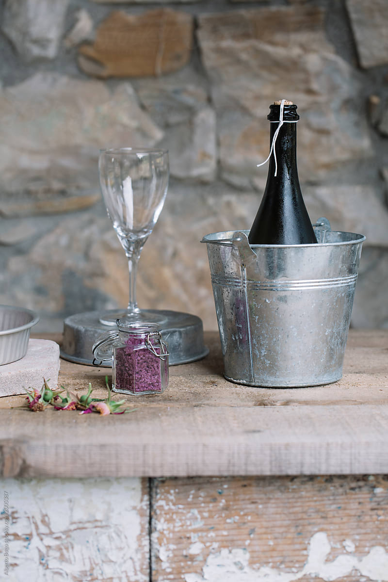Powder and utensils for serving Prosecco