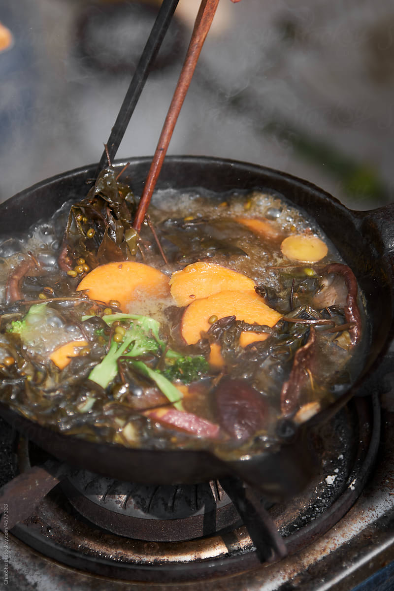 Close-up of oil tea being boiled in a pot
