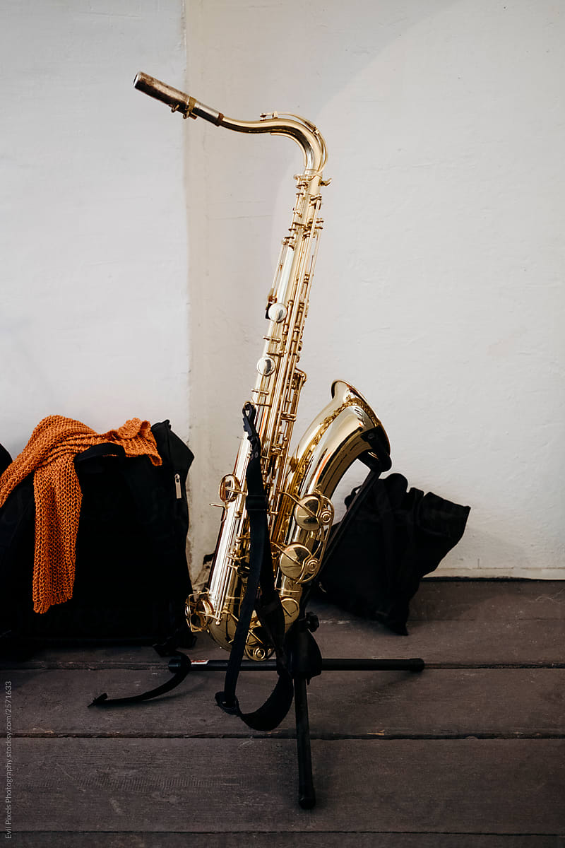 Saxophone on tripod before playing