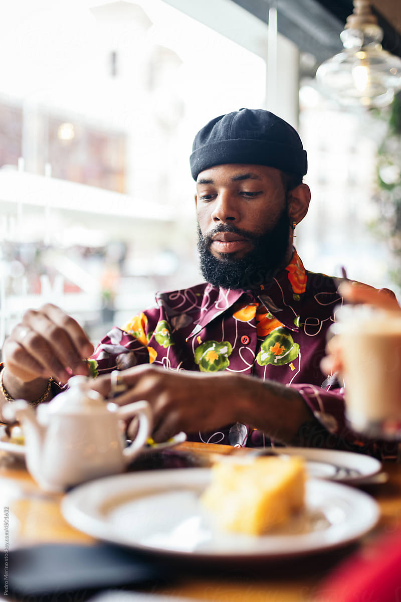 Man having breakfast in a cafe