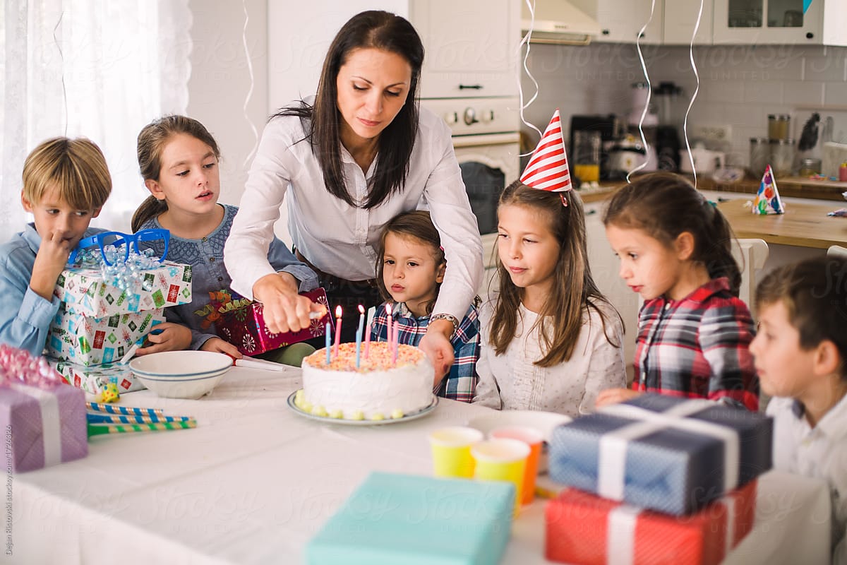 Group pf children celebrate birthday at home