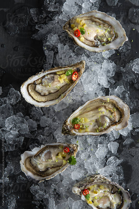 Oysters on crushed ice seasoned with chile