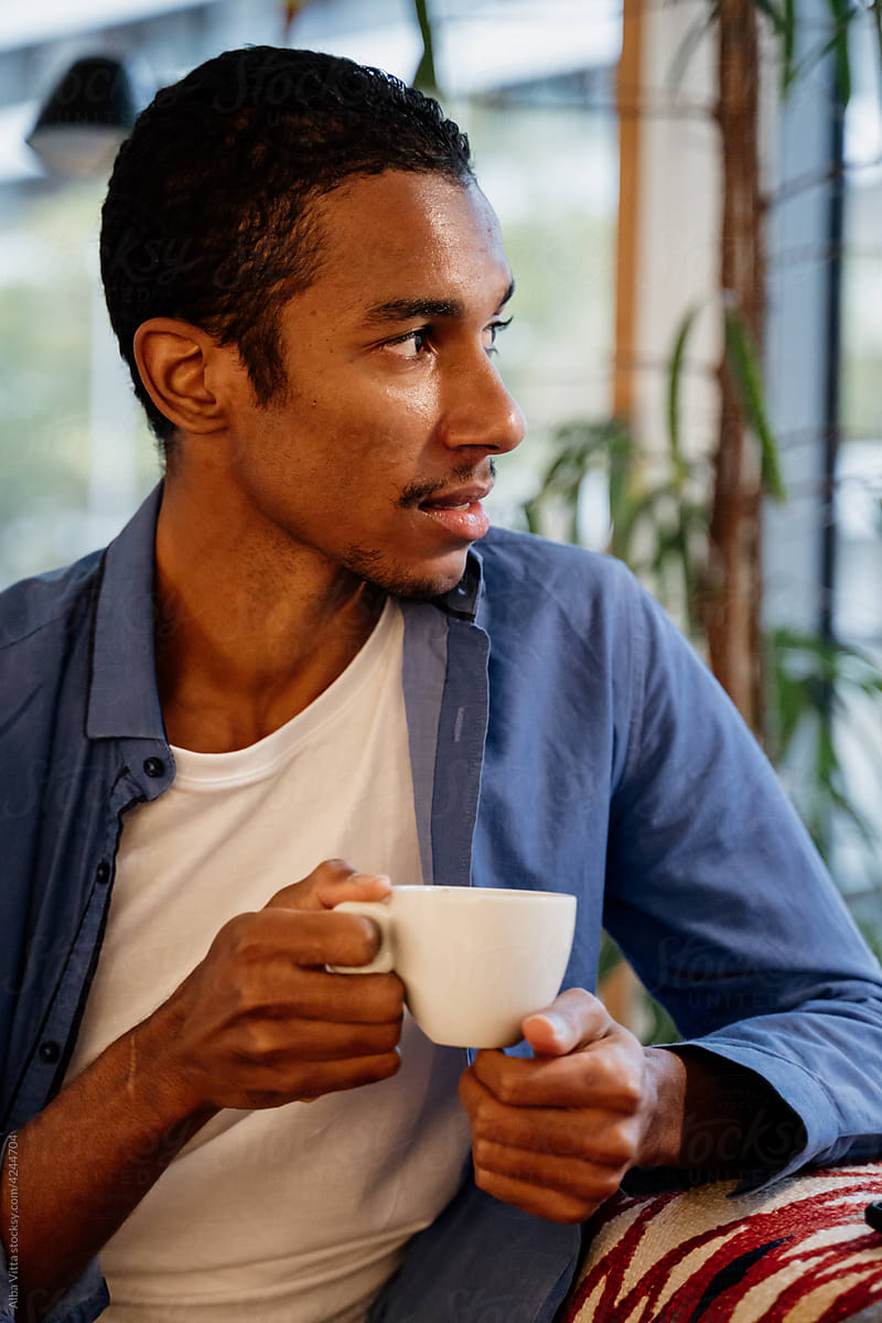 Portrait of man holding coffe cup in cafe