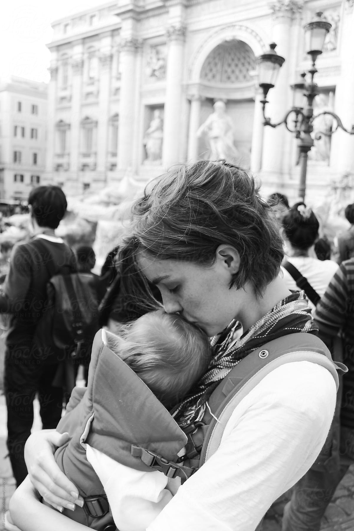 Kiss at Trevi Fountain