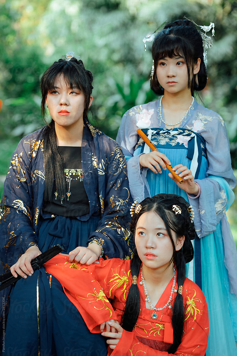 three teenage girls in Chinese Hanfu costume