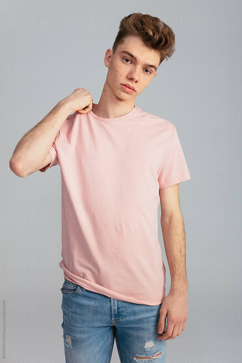 Teenager wearing a pink t-shirt in studio