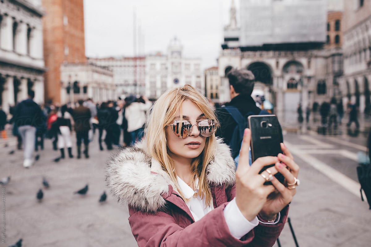Fashion Blogger Taking A Selfie With Her Mobile Phone Del Colaborador 