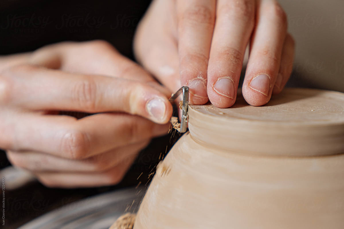 making a bowl on a potter\'s wheel