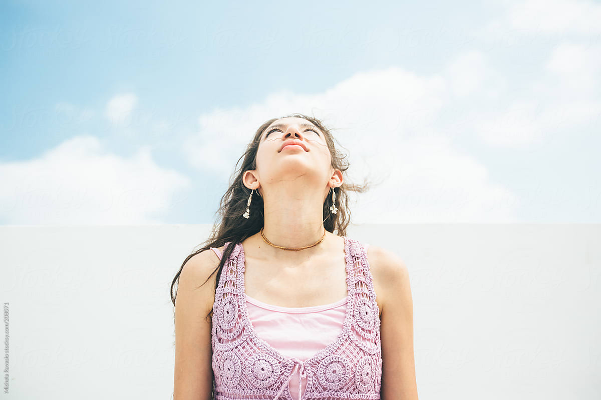 Pretty Girl Looking At The Sky Del Colaborador De Stocksy Michela Ravasio Stocksy 