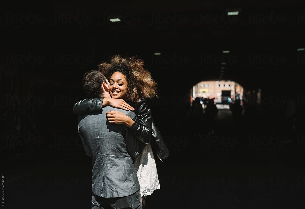 Young Couple Hugging Del Colaborador De Stocksy Simone Wave Stocksy 