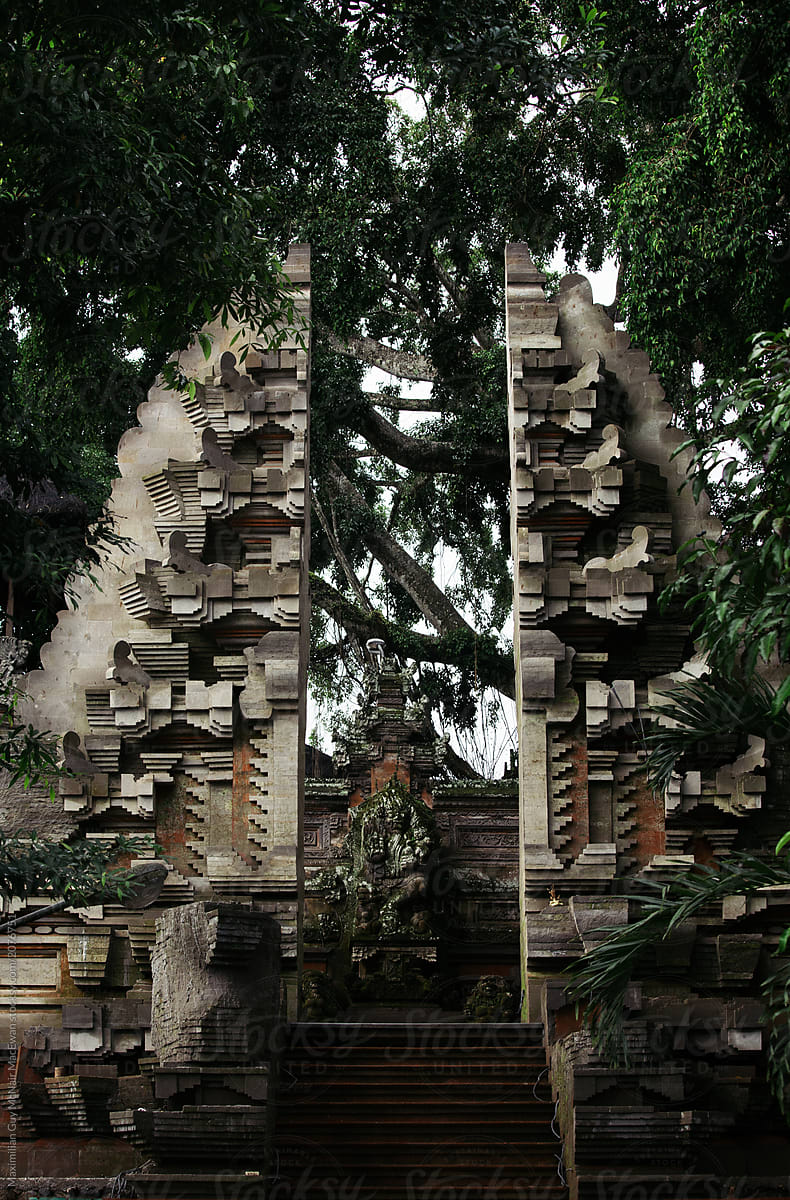 Grandiose entrance to an ancient Balinese temple