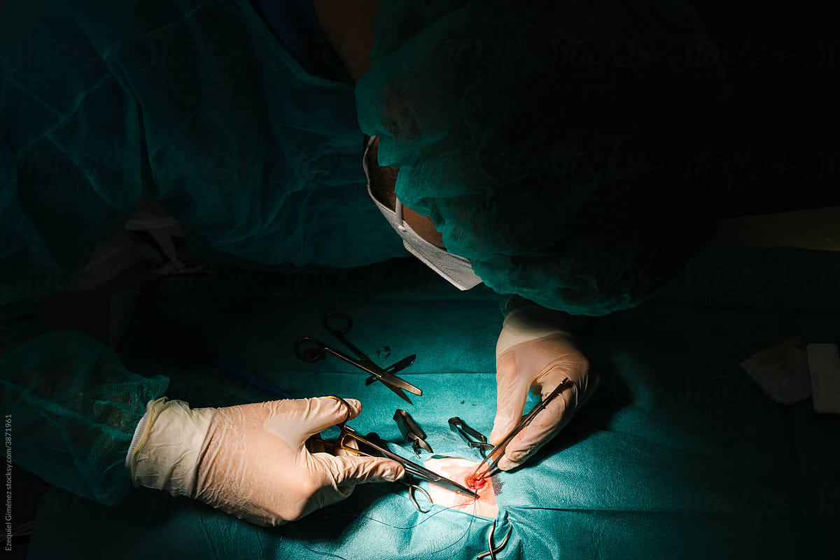 Light focused on the operating surgeon\'s hands