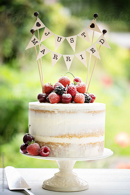 Wedding cake with fresh berries
