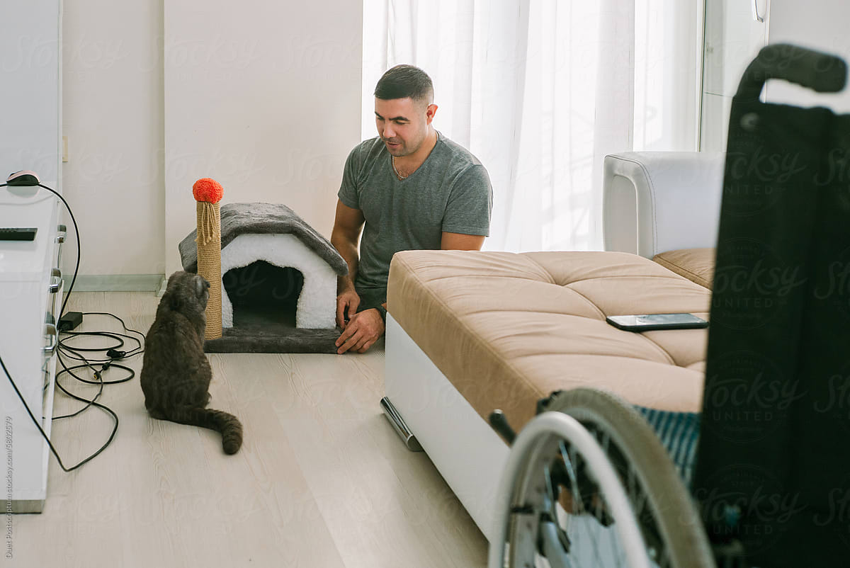 A disabled man with no legs assembles a house for his cat