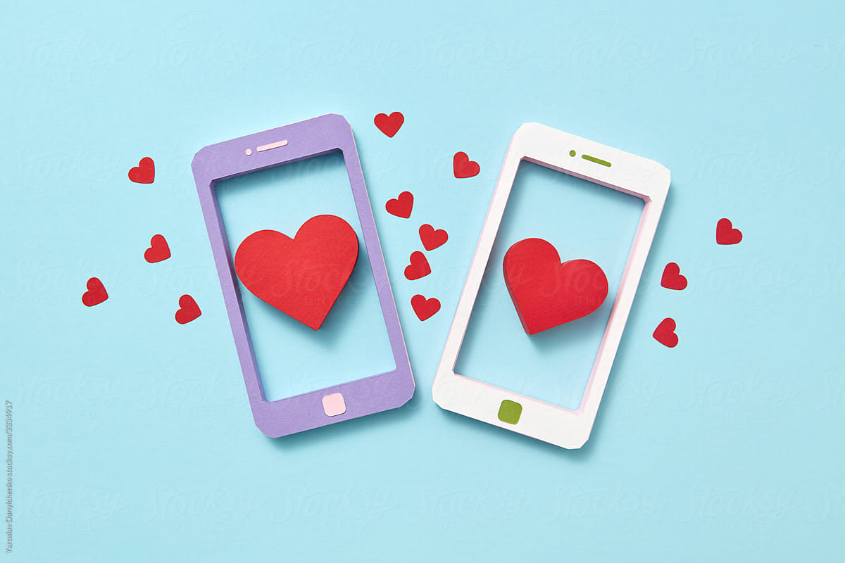 Papercraft two smartphones with hearts.