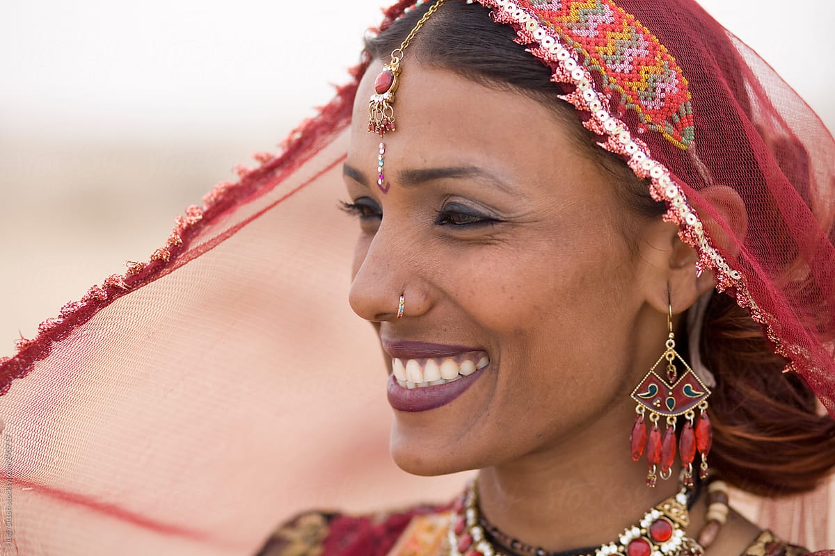 Rajasthani dancer and musician in Rajasthan desert. India.
