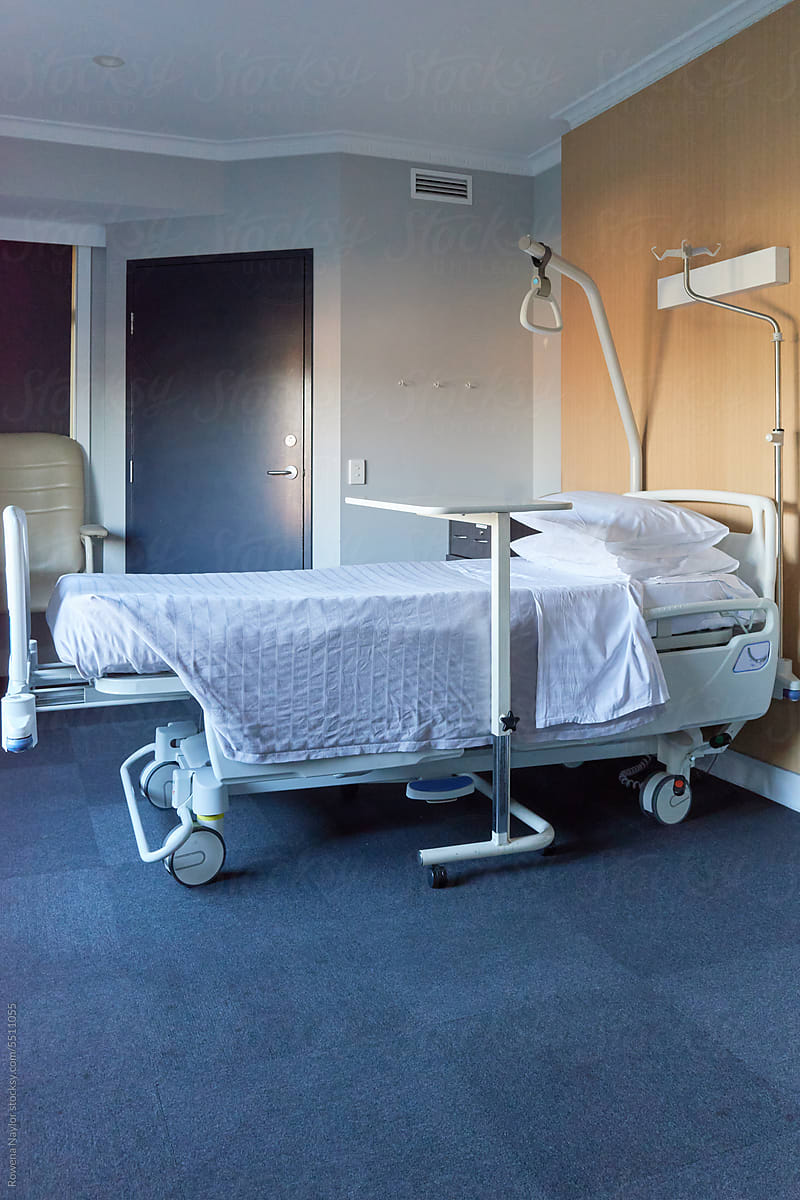 Hospital room with one bed
