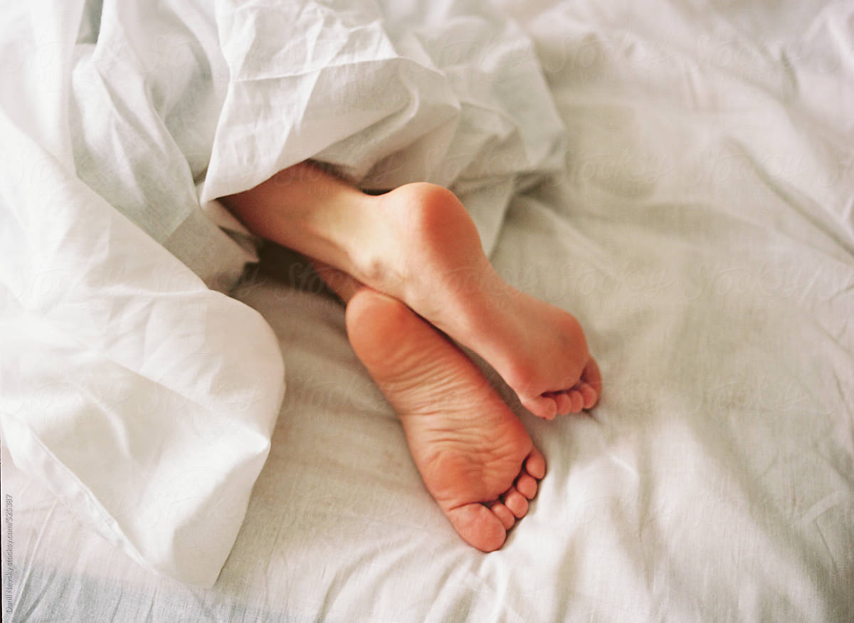 Girl\'s legs under the blanket