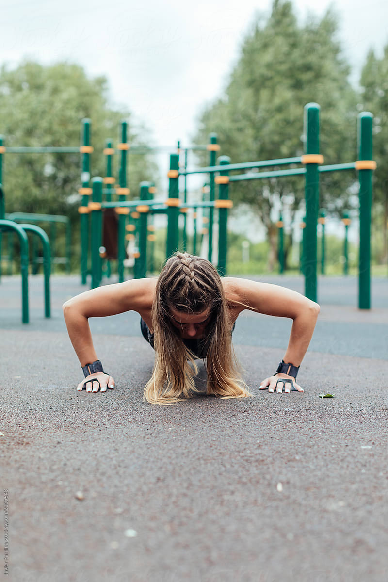 woman doing crossfit pushups in the park