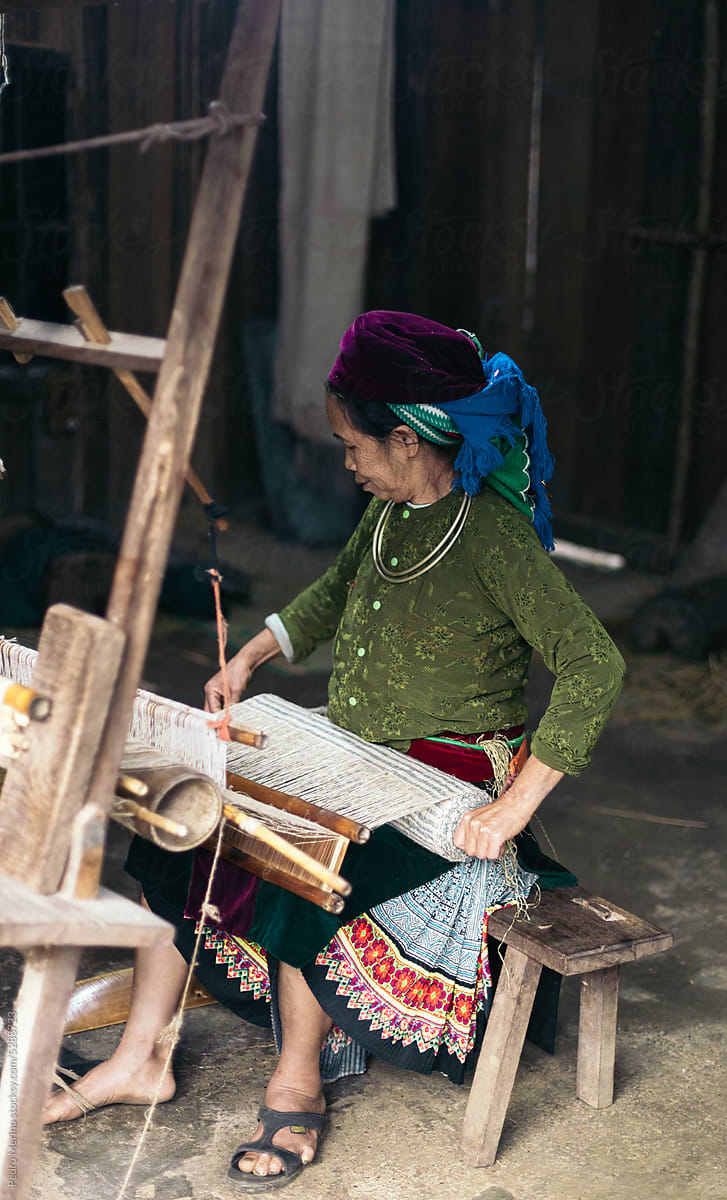 Local people: Hmong weaver working with hemp