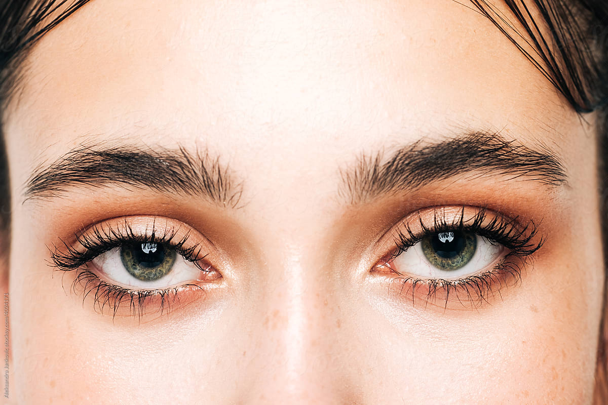 Green Eyes With Natural Eyebrows And Makeup Close Up