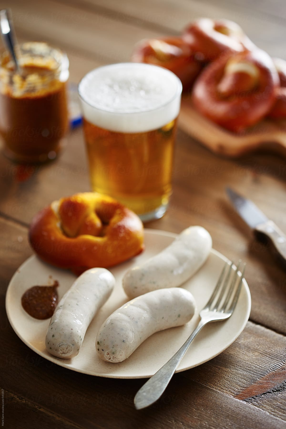 Weissburst with pretzels, mustard and beer